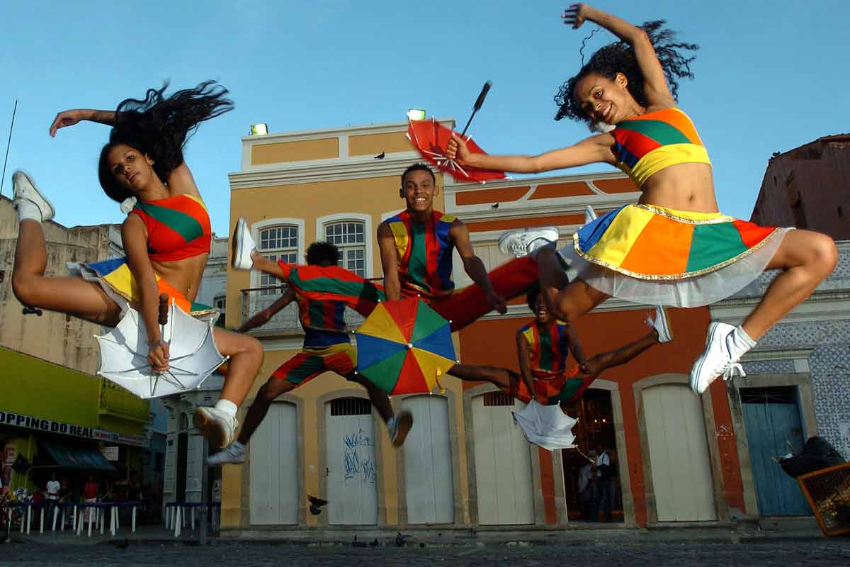 Бразильский фонк музыка. Фрево танец. Фанк танец Бразилия. Народные танцы Бразилии. Уличные танцы Бразилия.