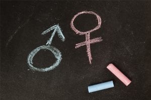 Discurso político e assédio a professores enfraquecem educação sobre gênero e sexualidade, diz HRW