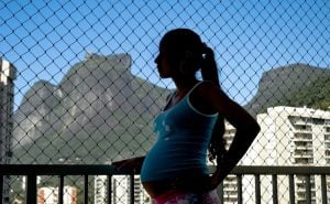 Gravidez na juventude reforça o círculo vicioso de pobreza no Brasil