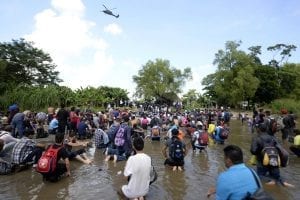 Após denúncias de maus tratos, EUA libera ajuda bilionária para migrantes