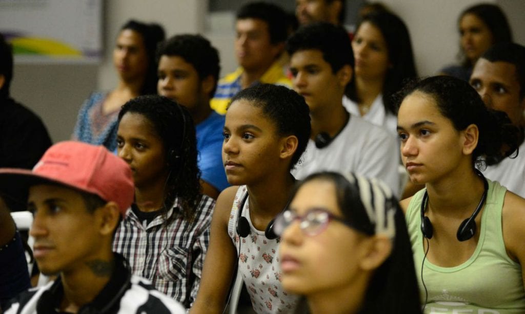 Trabalhar é regra entre os jovens; estudar e trabalhar, um privilégio