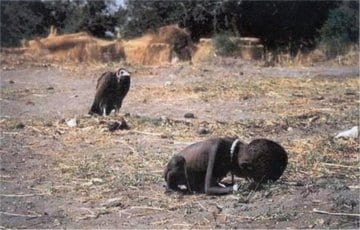 Diante da foto feita por Carter áfrica fotografia kevin carter dor ética sudão abutre fome miséria desnutrição foto imagem hume