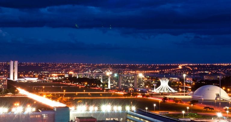 Iluminação noturna em Brasília