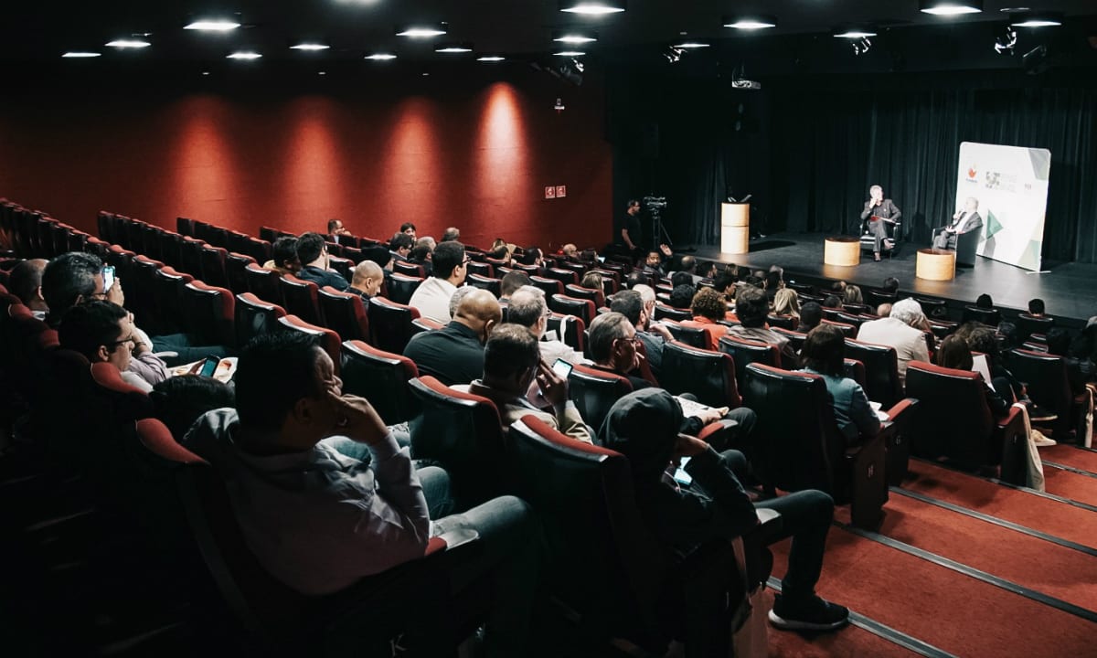 Especialistas e gestores apontam o caminho da resistência na educação