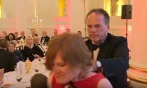 Ministro britânico é afastado após tirar mulher de jantar pelo pescoço