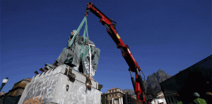 Remoção de monumento ligado ao passado imperialista do país
