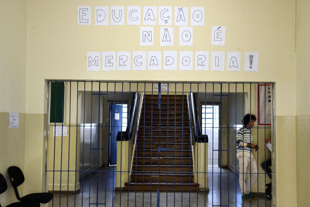 A educação que oprime e cala a juventude