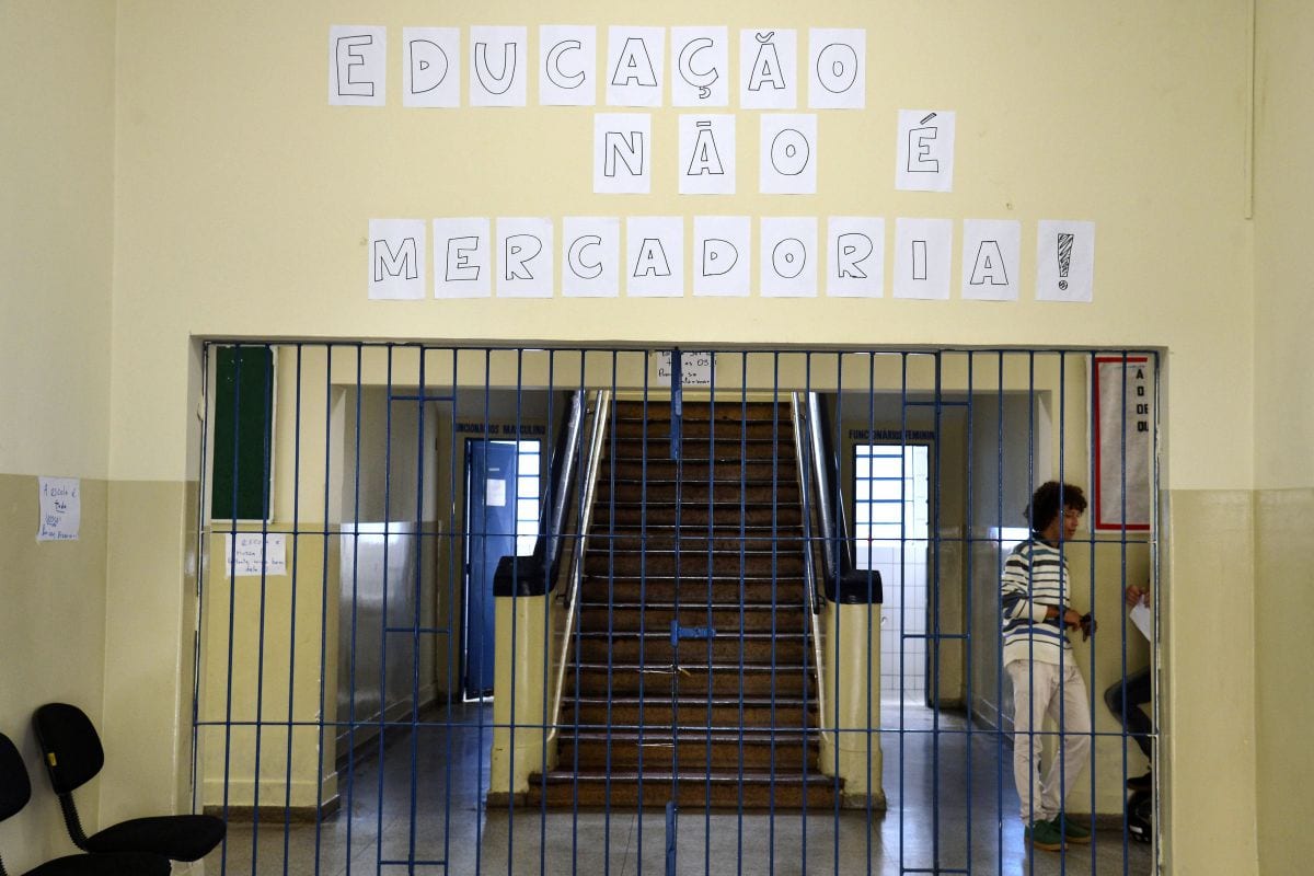 A educação que oprime e cala a juventude