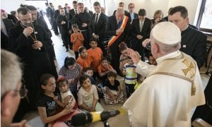 Na Romênia, papa pede perdão aos ciganos por discriminações da igreja