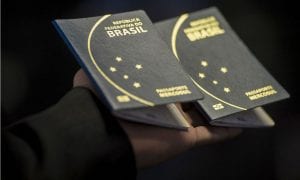 Bolsonaro quer alterar campo 'filiação' para pai e mãe em passaportes