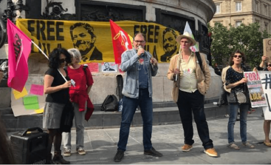 Greve brasileira ganha apoio durante protesto em Paris