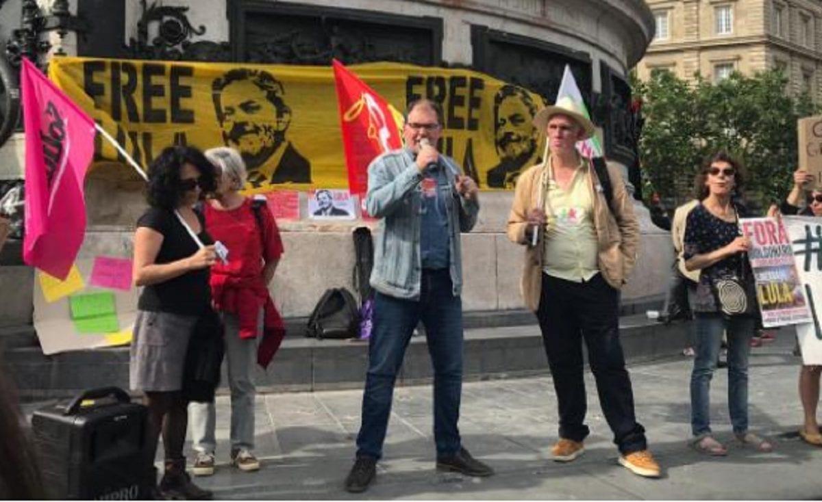 Greve brasileira ganha apoio durante protesto em Paris