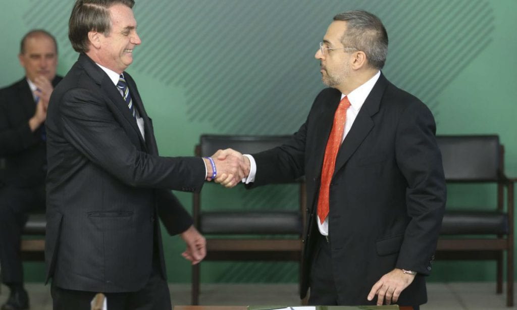 Bolsonaro afirma que concursos públicos selecionam pessoas de esquerda