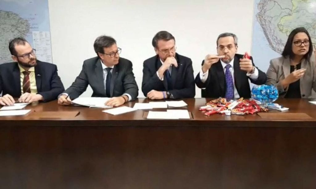 Com quantos chocolates se destrói a educação?
