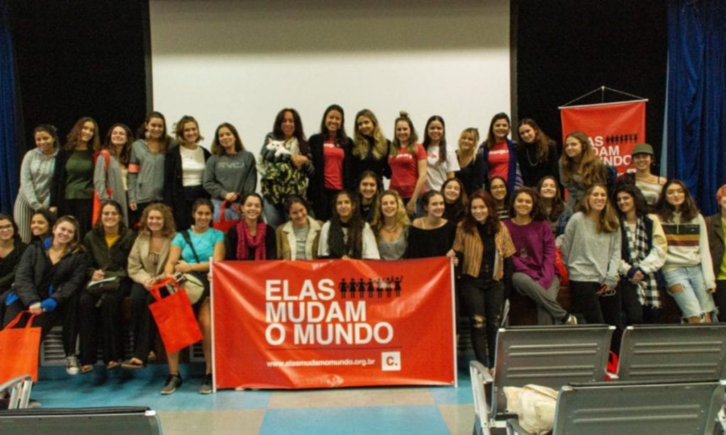 Oficina forma lideranças femininas para engajamento social online