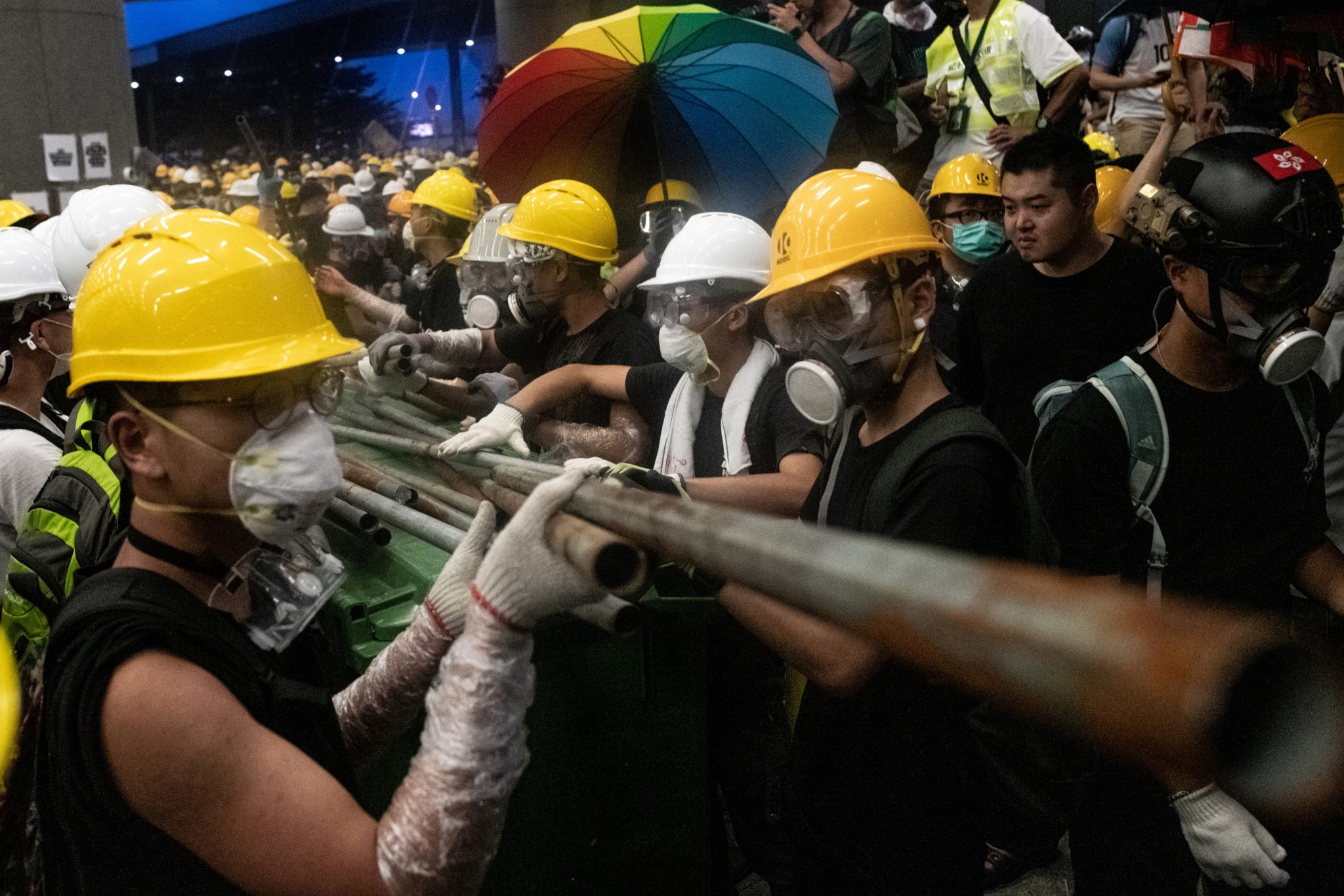 Foto: Philip FONG / AFP Protesters use metal rods to smash glass doors and windows of the government headquarters in Hong Kong on July 1, 2019 on the 22nd anniversary of the city's handover from Britain to China. - Anti-government protesters trying to ram their way into Hong Kong's parliament battled police armed with pepper spray on July 1 as the territory marked the anniversary of its handover to China. (Photo by Philip FONG / AFP)