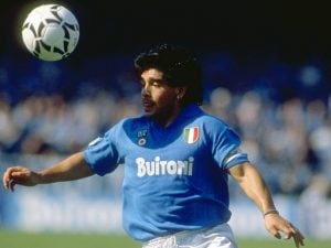 Bola da 'mano de Dios' de Maradona é arrematada por 2 milhões de libras em Londres