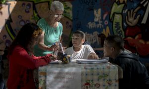 Professores dão aulas de graça em praças do Rio de Janeiro