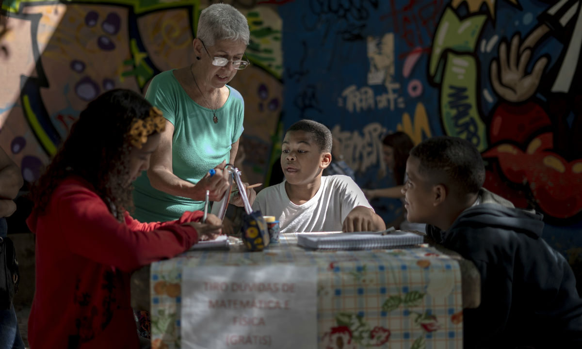Professores dão aulas de graça em praças do Rio de Janeiro