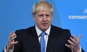 Boris Johnson segue internado, mas “está melhorando” do coronavírus
