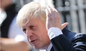Boris Johnson deixa hospital uma semana após internação por covid-19