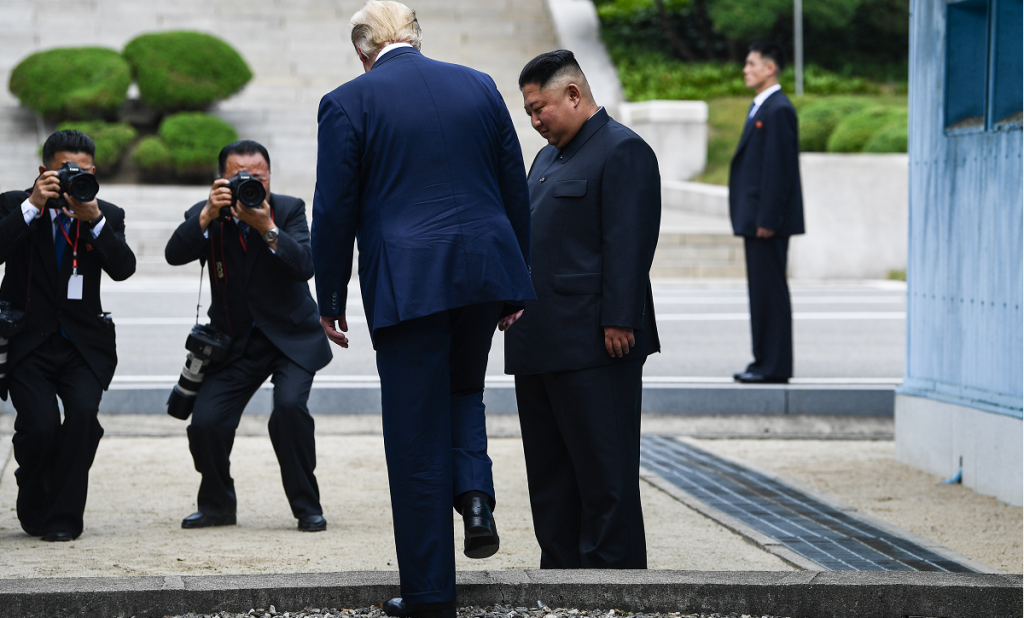 Trump torna-se primeiro presidente dos EUA a pisar na Coreia do Norte