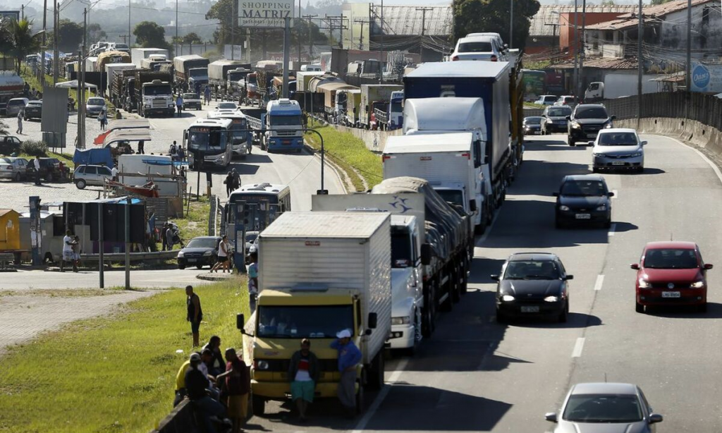 Associação de caminhoneiros critica ‘PEC da Esmola’ e volta a falar em greve