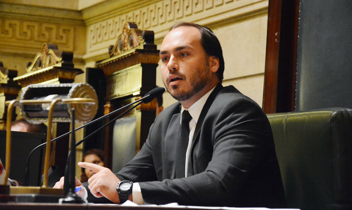 Carlos Bolsonaro gastou 7 milhões de reais com supostos funcionários fantasmas, diz TV