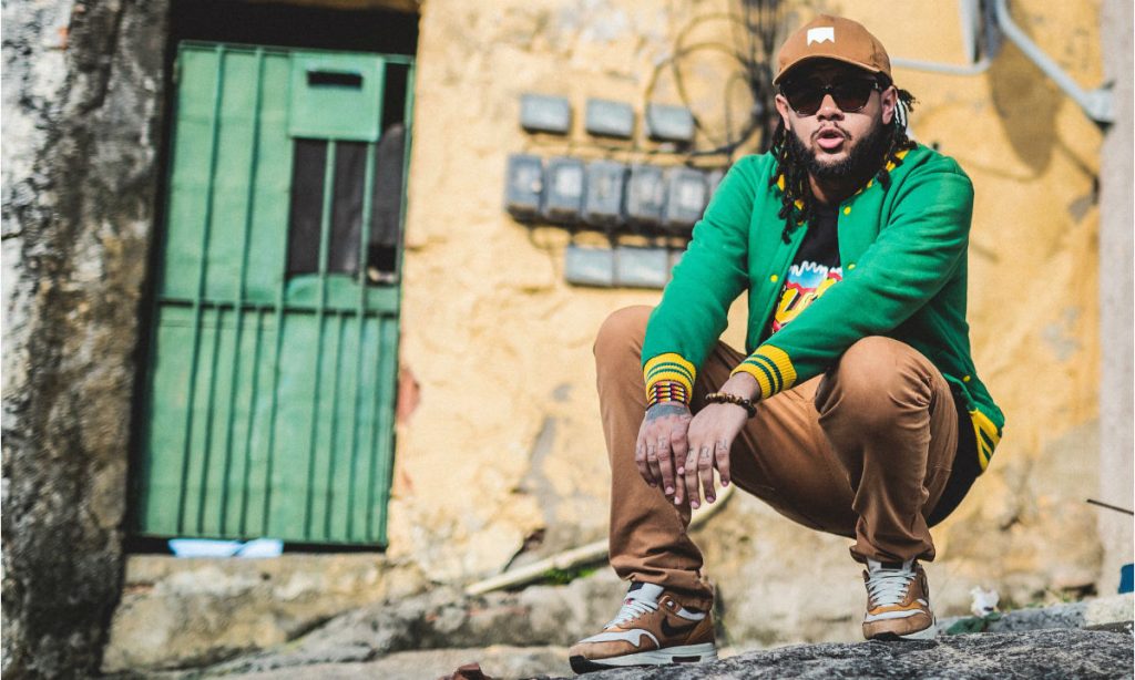 Emicida questiona escassez de artistas gays na cena rap brasileira
