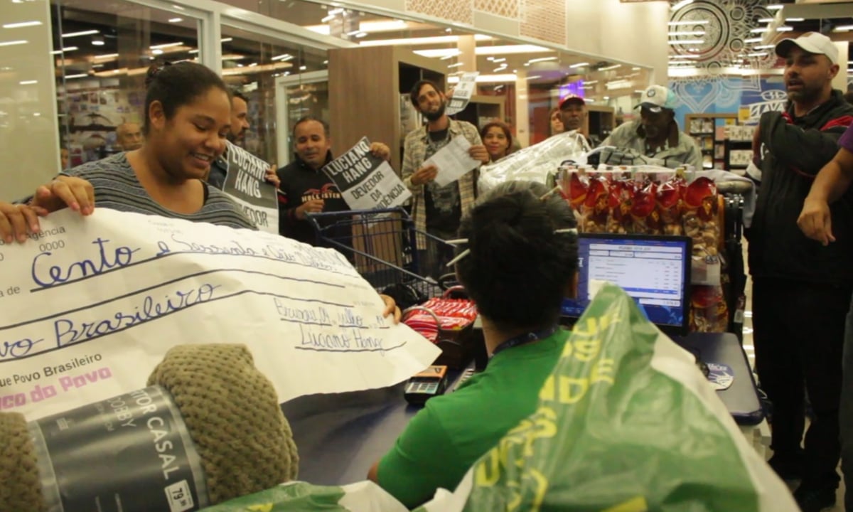 MTST ‘compra’ em loja da Havan e paga com cheque da dívida de Hang