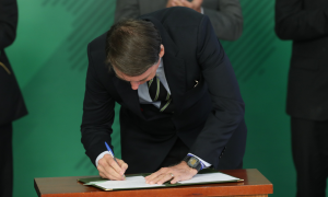 Alvo de Macron, Bolsonaro adota caneta Compactor: “Bic é francesa”