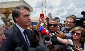 Ao comentar sobre atentados nos EUA, Bolsonaro defende armamento da população