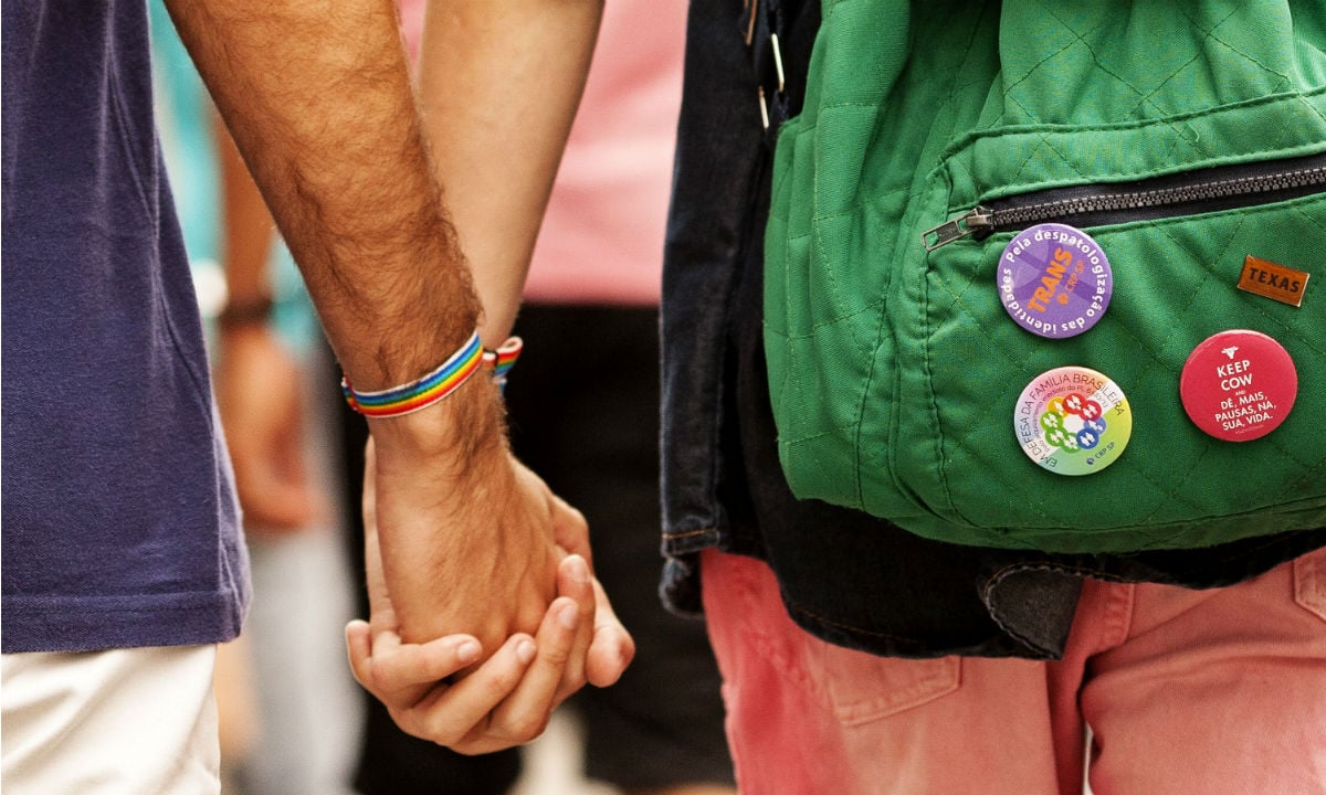 Redes sociais ampliam violência de pessoas próximas a LGBTI+ em favelas, aponta estudo