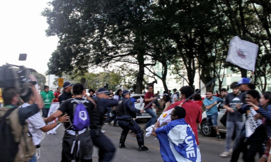 Ato estudantil em frente ao MEC tem 2 feridos após ação da PM