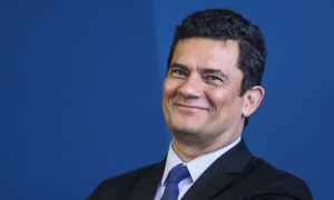 Moro deixa miliciano ligado a Flávio Bolsonaro fora da lista de procurados