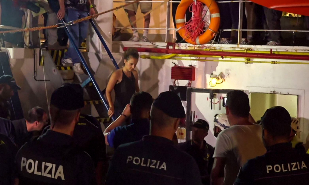 A capitã que desafiou autoridades para salvar refugiados