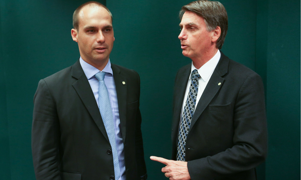 Bolsonaro volta a defender filho na embaixada dos EUA: ‘frita hambúrguer’
