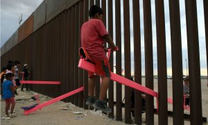 Gangorras unem adultos e crianças na fronteira entre México e EUA