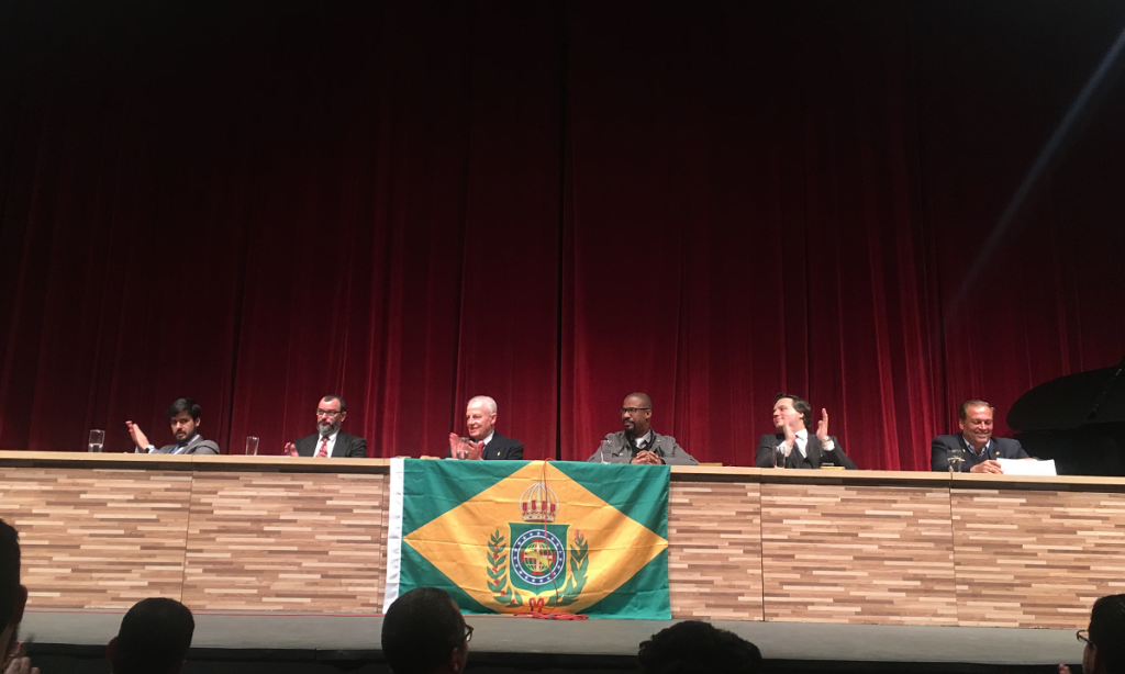 'Deus é brasileiro e vai nos ajudar com a volta da monarquia', diz príncipe