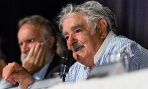 Mujica renuncia ao Senado e se aposenta da política