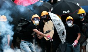 Manifestantes desafiam polícia em Hong Kong