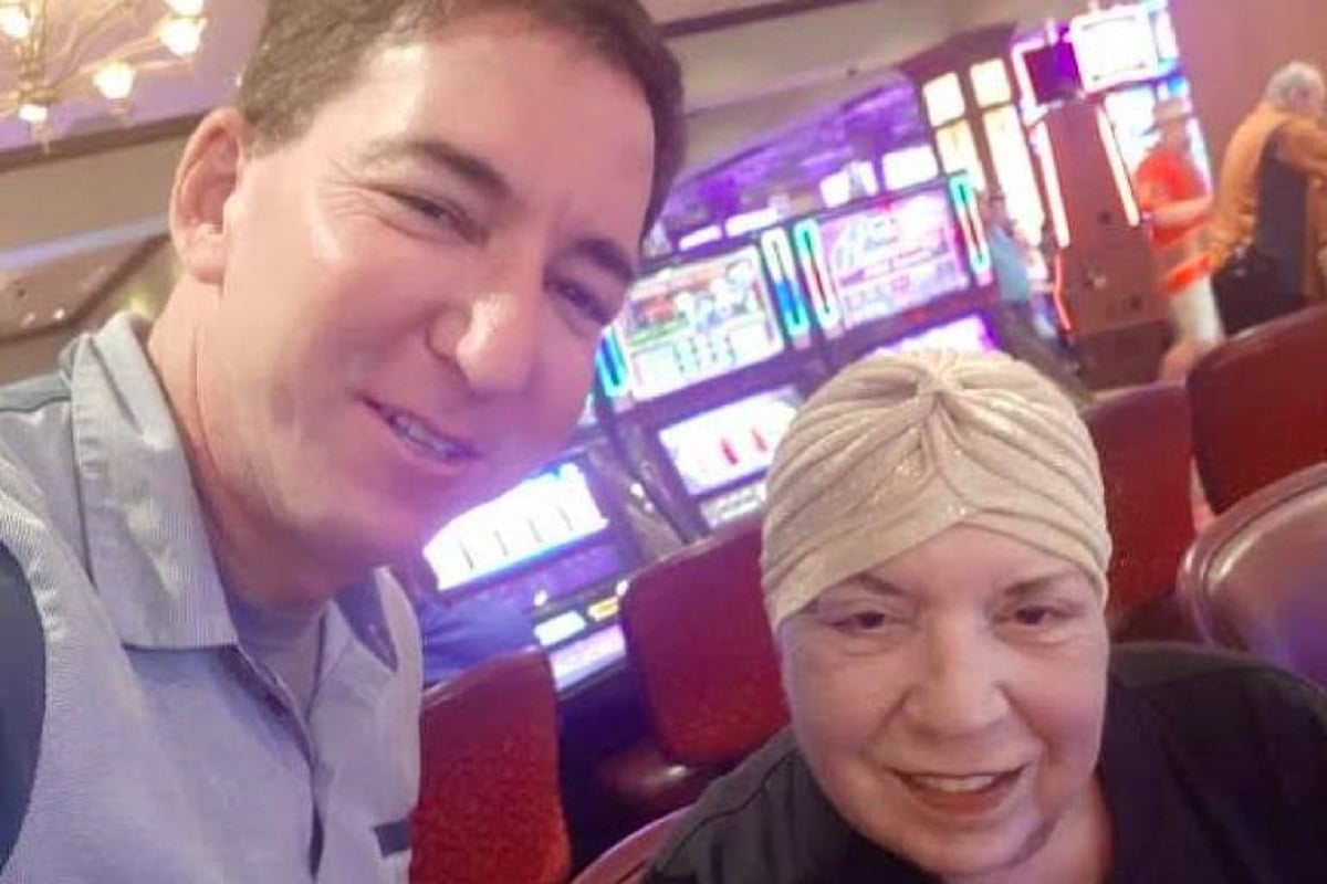 Carlos Bolsonaro faz piada com mãe de Glenn, que trata câncer avançado