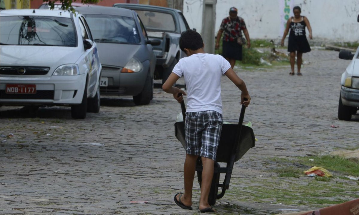 Realidade brasileira de trabalho infantil e precário deveria servir de alerta a toda medida de precarização de trabalhadores. 