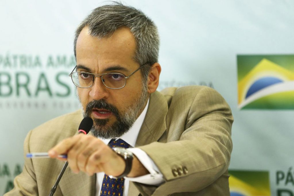 Avança projeto de lei que proíbe cancelamento de bolsas de pesquisa