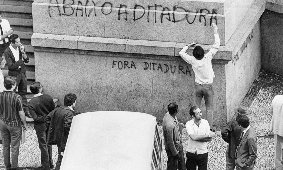 A Terra é plana e a ditadura não matou ninguém