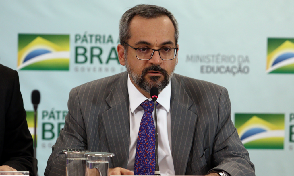 Associação de Filosofia repudia Weintraub por cortar recursos da área