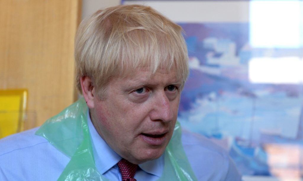 Boris Johnson dá entrada em unidade de cuidados intensivos por covid-19