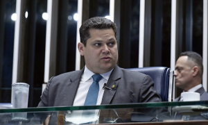 Alcolumbre critica pronunciamento de Bolsonaro e pede “liderança séria”