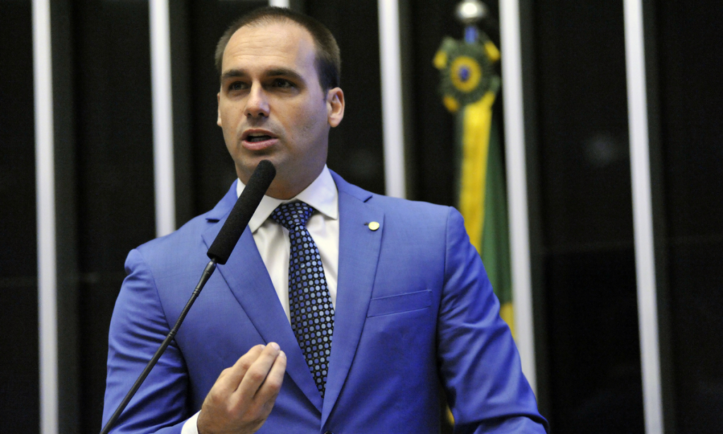 Kim Kataguiri e Eduardo Bolsonaro batem boca nas redes sobre fake news