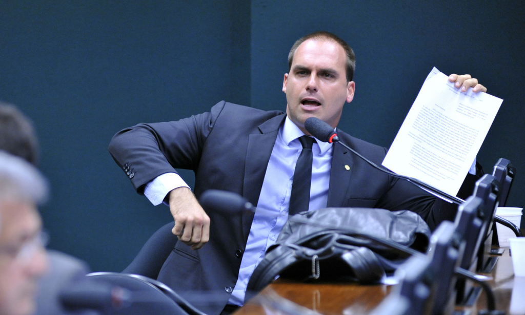 Sem formação diplomática, Eduardo Bolsonaro diz que estuda história pelo YouTube